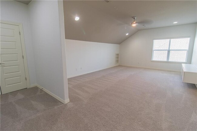 Building Photo - 4200 SW Hollyhock St