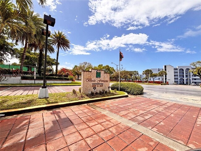 Building Photo - 9441 Fontainebleau Blvd