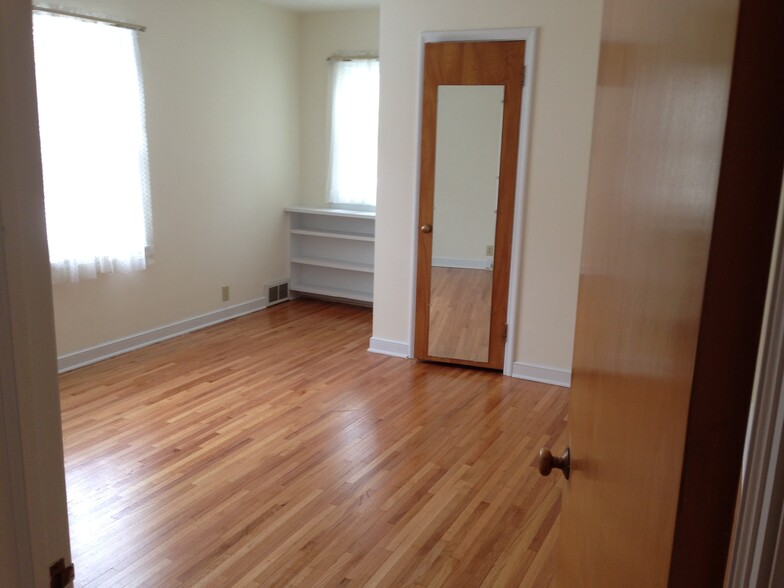 west bedroom - 3528 Blaisdell Ave
