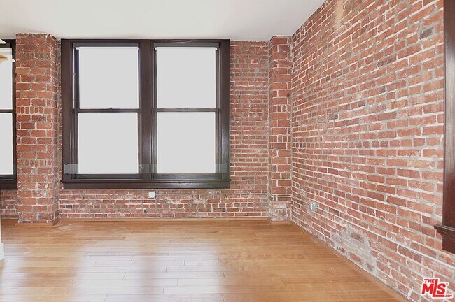 Building Photo - 460 S Spring St