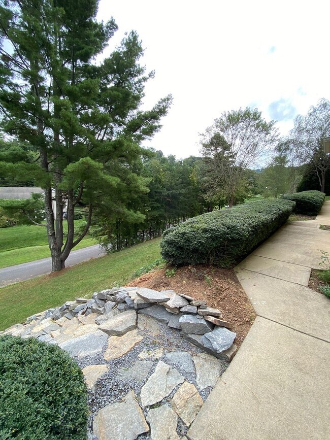 Building Photo - 170 S Willow Brook Dr