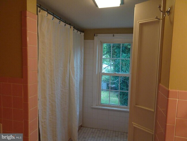 Building Photo - 616 Delaware St