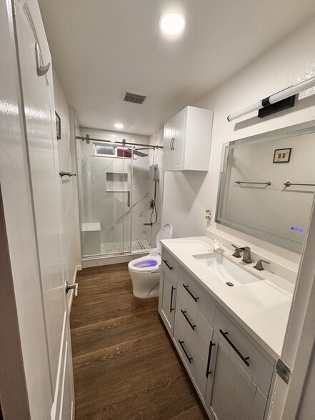 Master Bathroom - 33067 Lake Michigan St