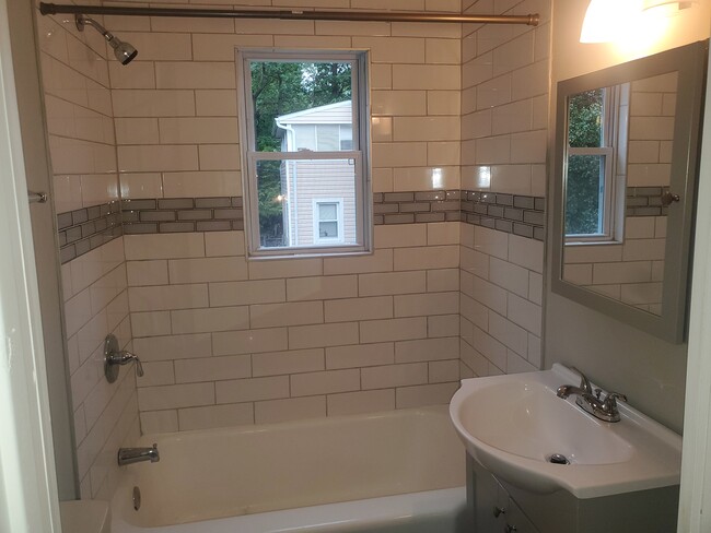 Building Photo - Newly Renovated 1 Bedroom, 1 Bathroom Apar...