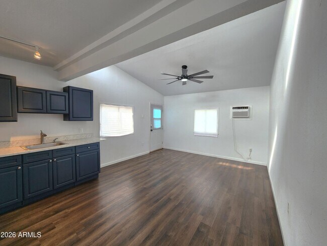 Building Photo - 1618 W Gardenia Dr