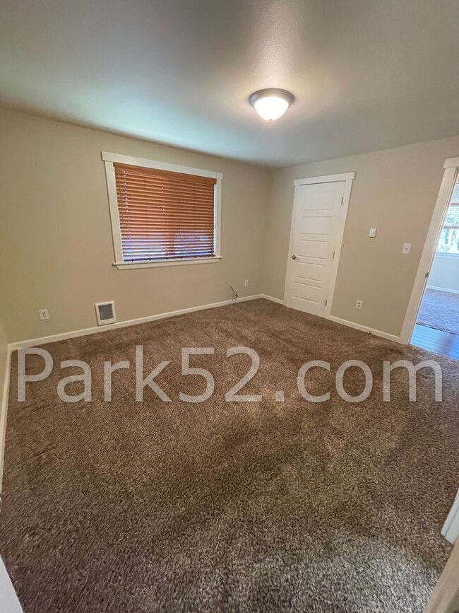 Building Photo - Pet Friendly 3 Bedroom Rambler!