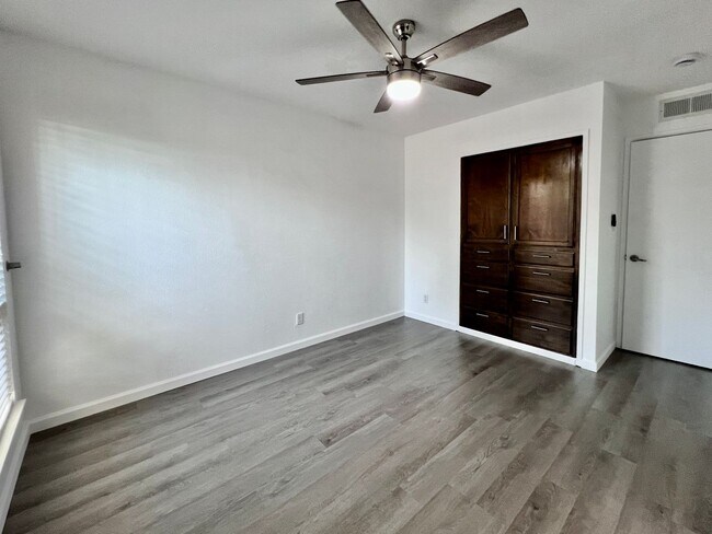 Building Photo - $1995 Gettysburg & Blackstone, 2 Bedroom Condo - Rialto Ave, Fresno / Newly Renovated