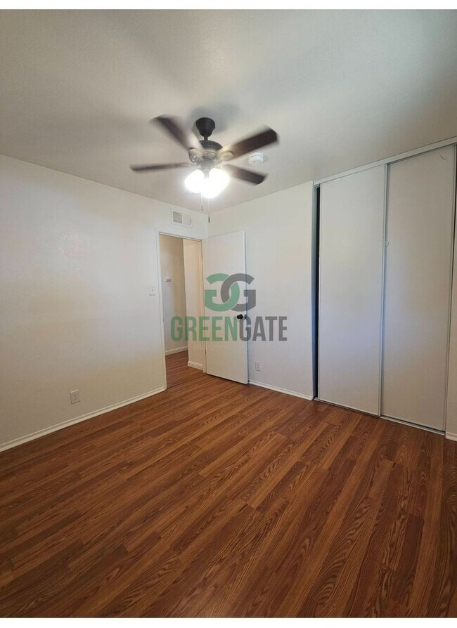 Building Photo - 3 BEDROOM 2 BATH HOME MOVE IN READY IN MOD...