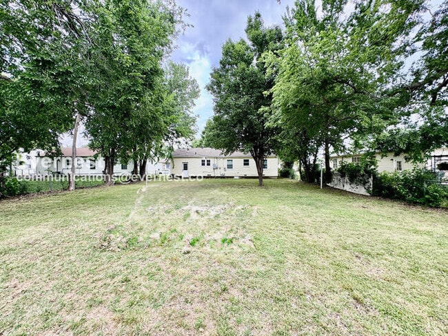 Building Photo - 3 Bed/1 Bath Home with Fenced Yard & Garage / Pet-Friendly / Coming Soon!