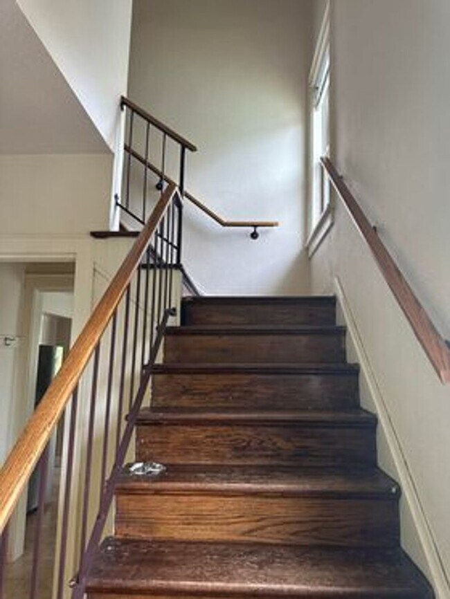 Building Photo - 630 N 16th Ave E