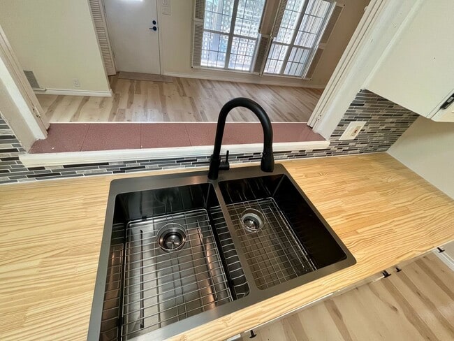 Building Photo - 2/1 Alamo Heights Condo ~ Freshly Remodele...