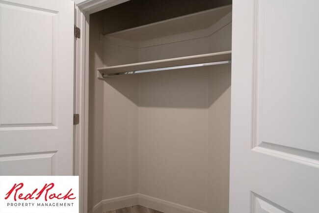 Building Photo - 4 Bedroom, 2.5 Bathroom Townhome in Hurric...
