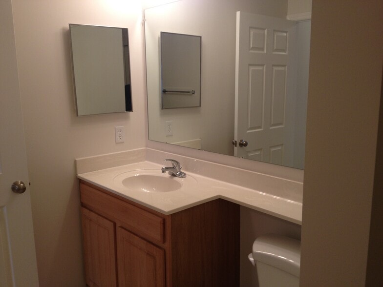 Building Photo - 1010 Carom Cir