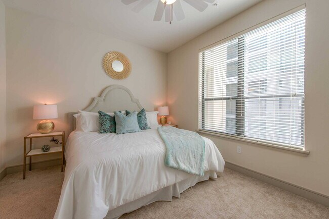 Building Photo - Downtown & $0 Deposits!