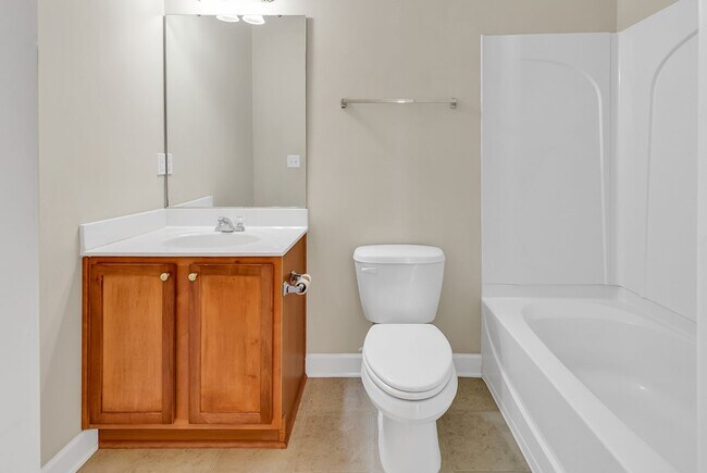 Building Photo - Spacious 2 Bed / 2 Bath Condo in Carolina ...
