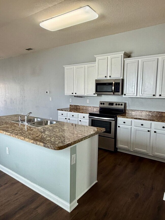 Building Photo - 3/2 GREAT location