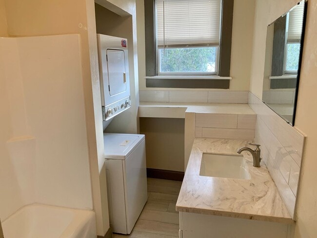 Building Photo - CHARMING AND UPDATED 2 BEDROOM 1 BATH.  MO...