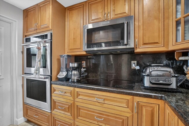 Building Photo - 1319 E Hillsboro Blvd