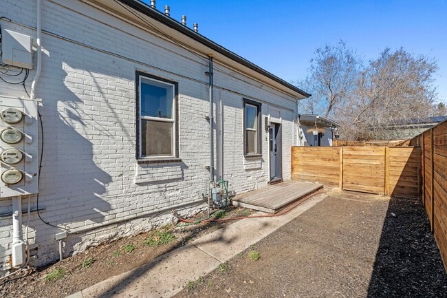 Building Photo - 903 W 7th St