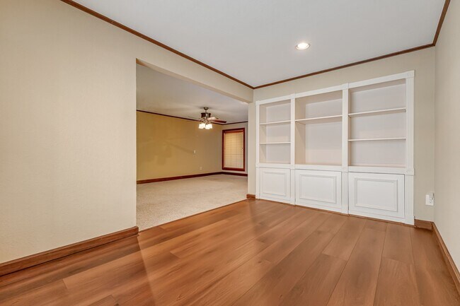 Building Photo - 516 S Post Oak Ln