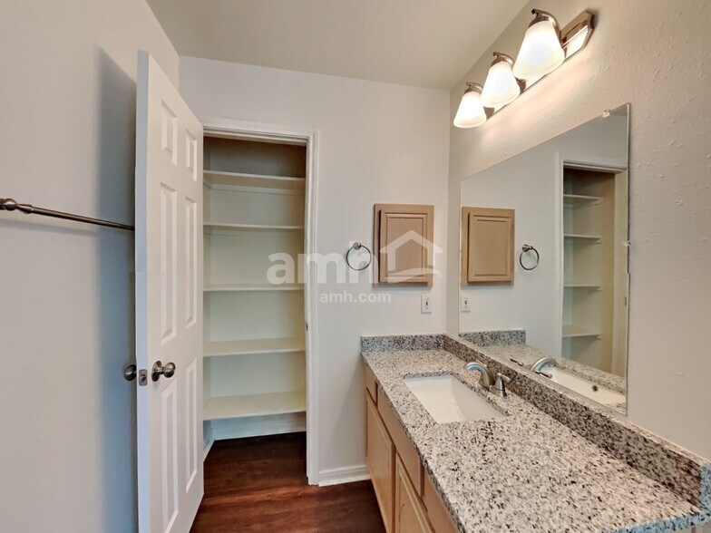 Building Photo - 31442 Camden Village Dr