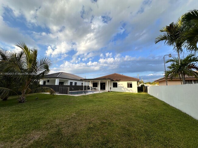Building Photo - 15750 SW 90th Ave