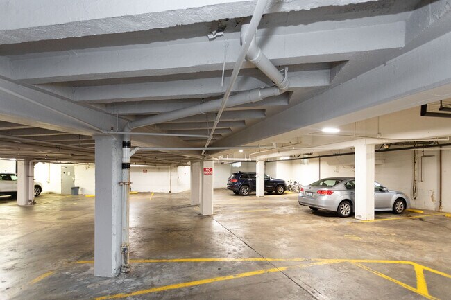Building Photo - 1601 Spring Dr