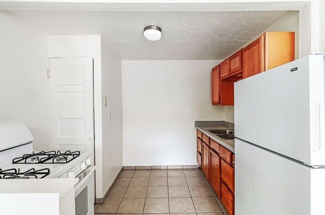 Building Photo - Newly Remodeled Downtown Studio!
