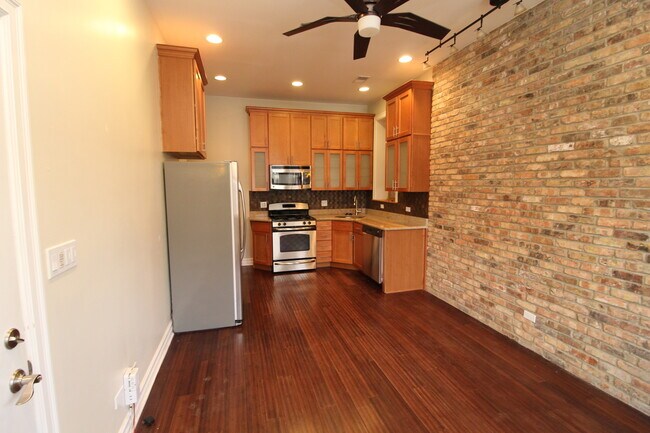 Building Photo - 1744 W Augusta Blvd
