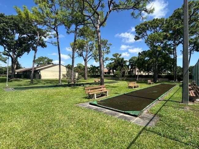 Building Photo - 725 Sunny Pine Way