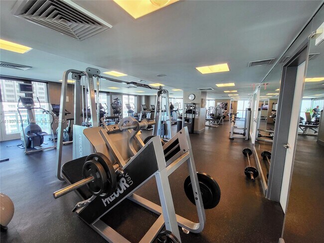 Building Photo - 950 Brickell Bay Dr