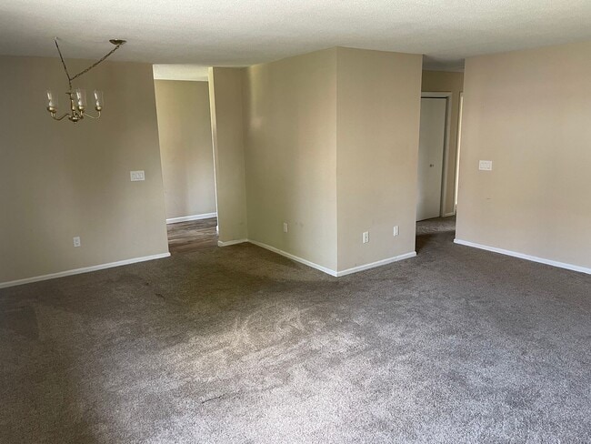 Building Photo - 2 Bedroom, 1.5 bathroom 2nd Level Condo