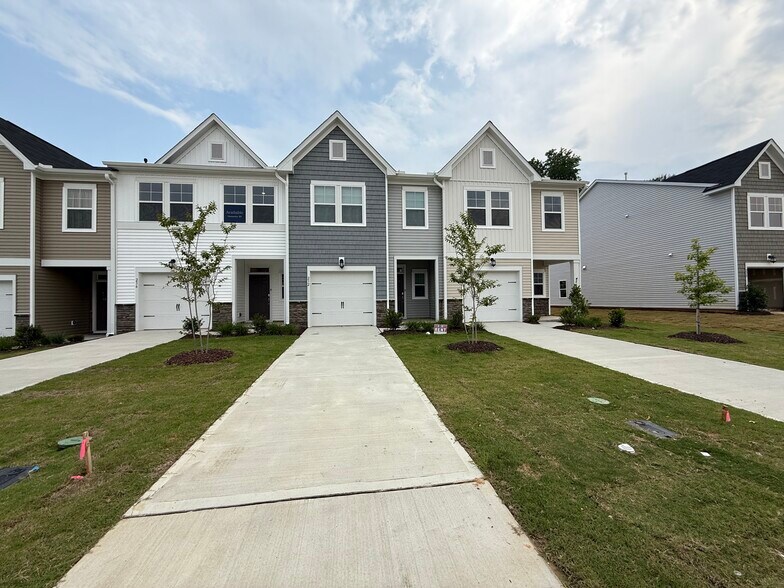 Building Photo - 232 Paramount Dr