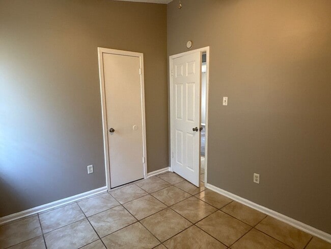 Building Photo - Newly Listed Home in Oakhaven