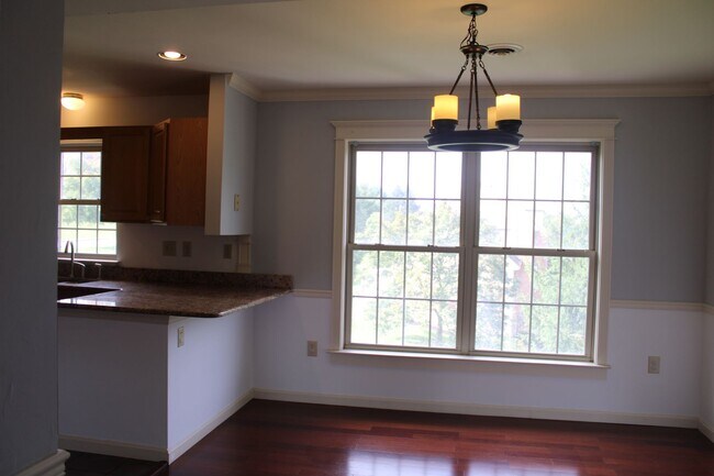 Building Photo - Town Home