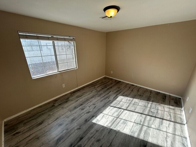 Building Photo - SMALL PET-FRIENDLY CONDO – 2 BED / 2 BATH