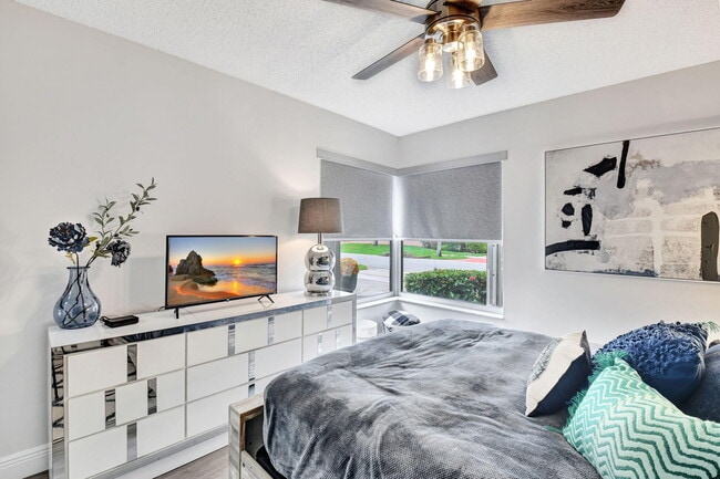 Building Photo - 7946 Sailing Shores Terrace