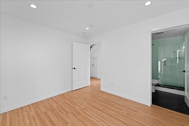 Building Photo - Modern Three Story Apartment!