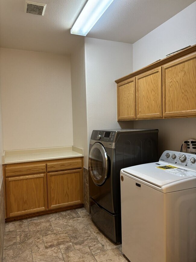 Building Photo - Corner-Lot Home for Rent in Atascadero