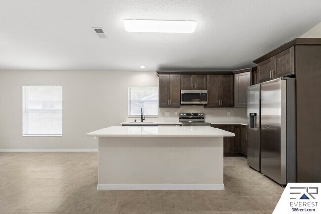 Building Photo - 734 Flora St