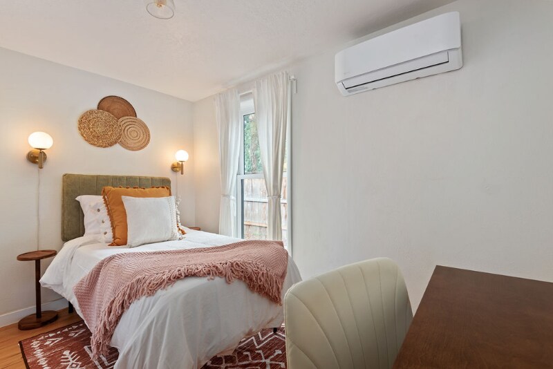 Building Photo - 14004 SE River Rd