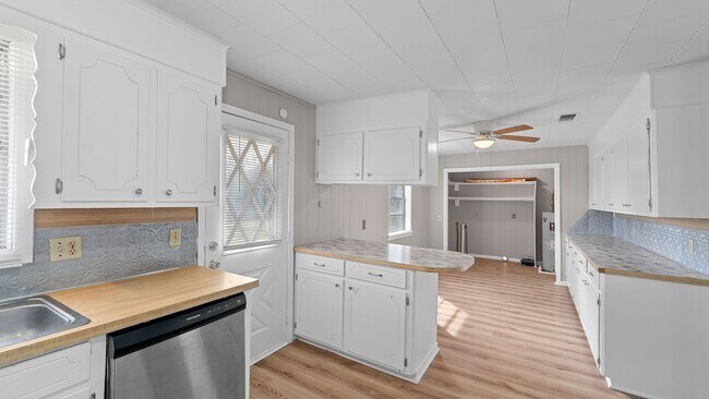 Building Photo - Cute home in New Boston