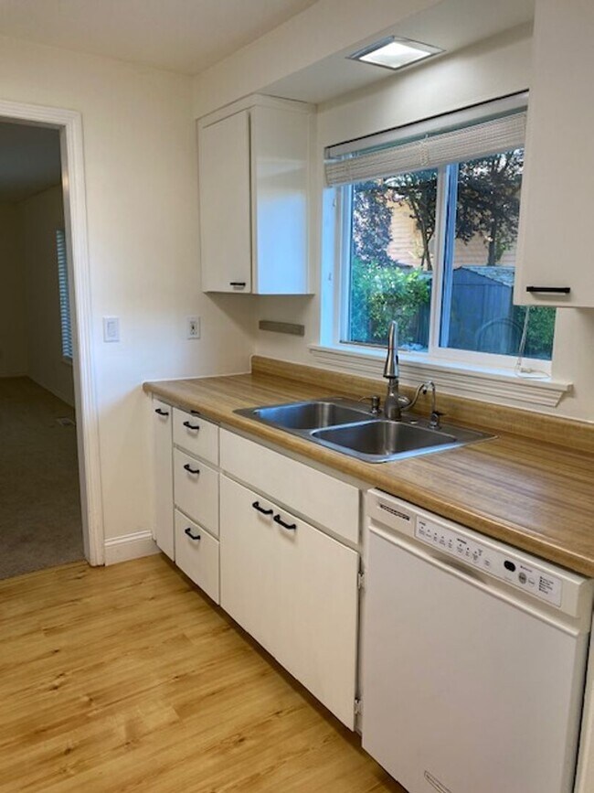 Building Photo - AVAILABLE FOR SHOWING ON 2/11