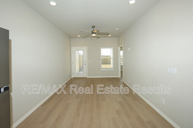 Building Photo - 1405 SW Poigai Wy