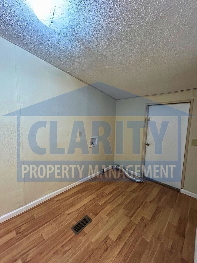 Building Photo - Spacious 4-Bedroom, 2-Bath Home!