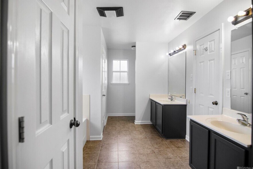 Building Photo - 40450 Hawthorne Dr