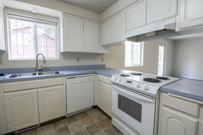 Building Photo - 3200 Lorian Ln SE