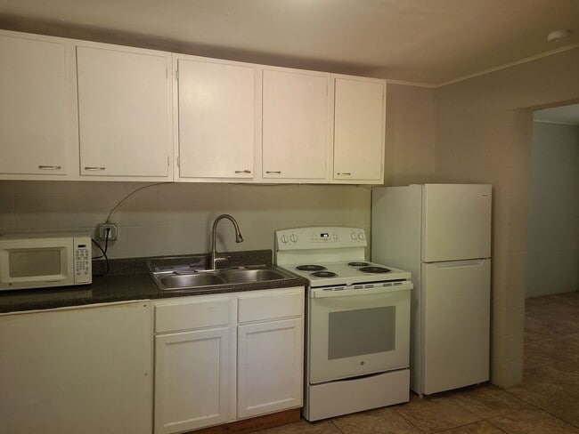 Building Photo - Newly Available! 2 Bedroom in Red Bank! Ask about our move in specials!