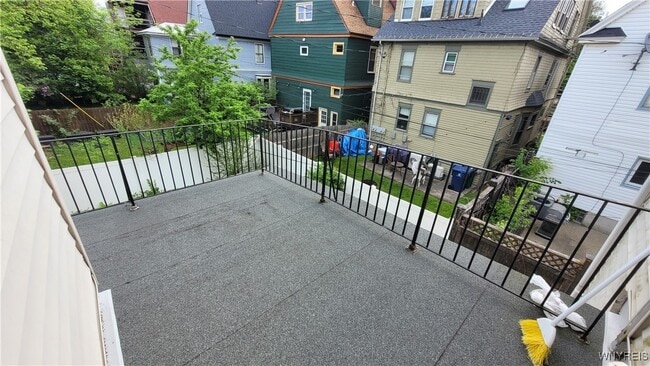 Building Photo - 558 Breckenridge St