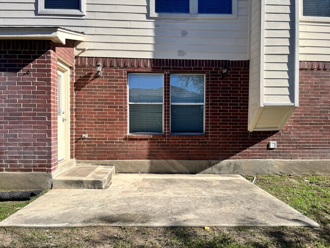 Building Photo - **Freshly Painted~ Easy access to 1604 and...